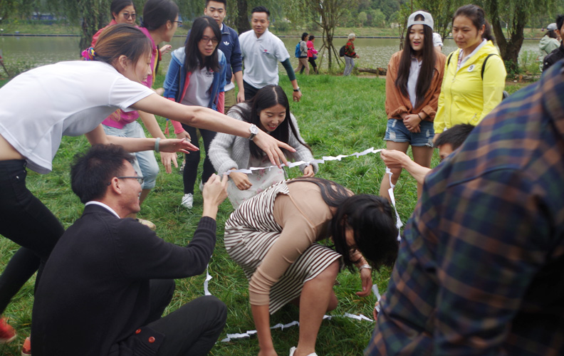 接下來，鍛煉團(tuán)體攜手合作的小活動：傳送門跨越、蒙眼繞開障礙物、跨越橫線等游戲，在現(xiàn)場老師的帶領(lǐng)下徐徐展開。