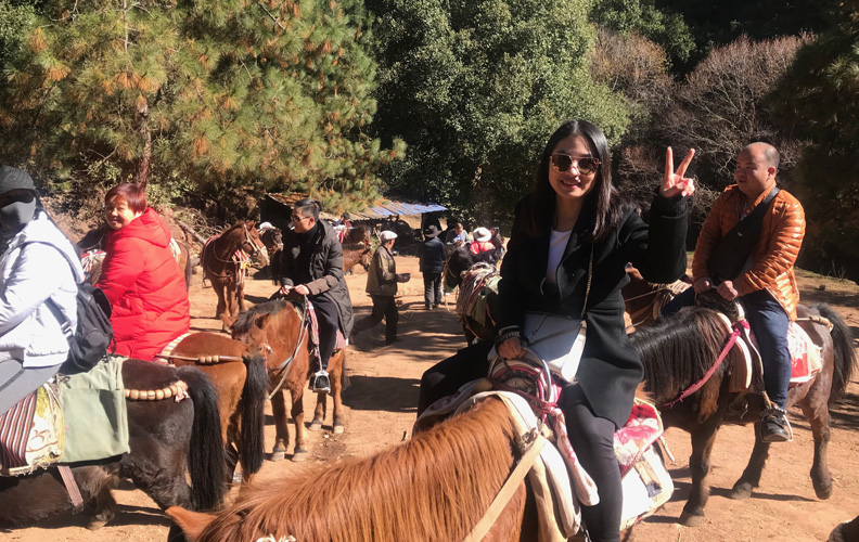 吃罷中午飯就是中外的茶馬古道—騎馬之旅！